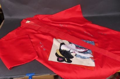 Veste-kimono en polyester, à décor de geisha....