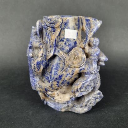 CHINE. Vase ou brûle parfum en sodalite sculpté...