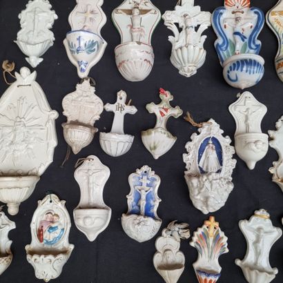 Ensemble de 37 bénitiers, diverses formes,...