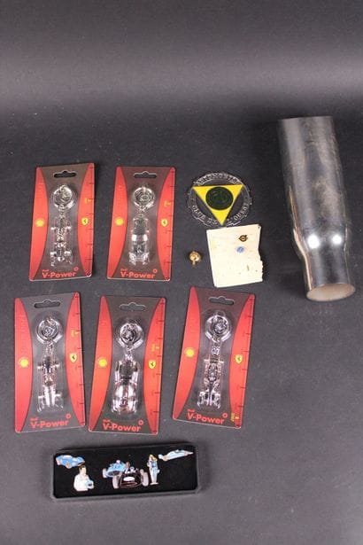 [AUTOMOBILIA] Lot comprenant : 5 porte-clefs...