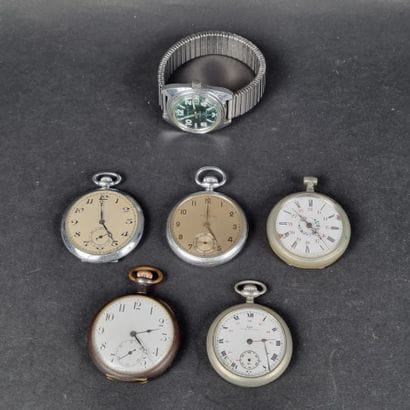 Lot comprenant : 
- 5 montres de gousset,...