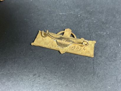 Lot comprenant : 7 insignes militaires divers,...