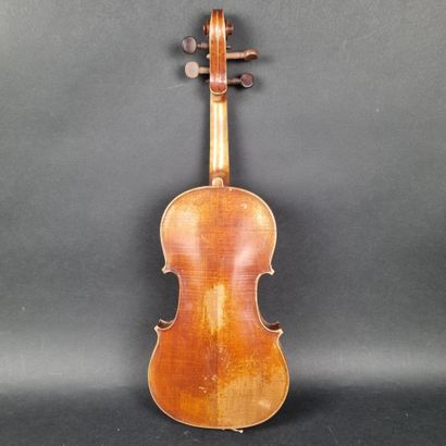 Lot comprenant : 1 violon portant une étiquette...