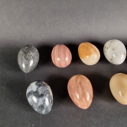 Lot de 10 œufs en pierres dures polies (L...