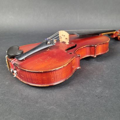 1 violon portant une étiquette 