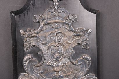 Bénitier en métal argenté, à décor de fleur...