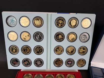 Lot de 63 médailles en métal argenté et doré,...