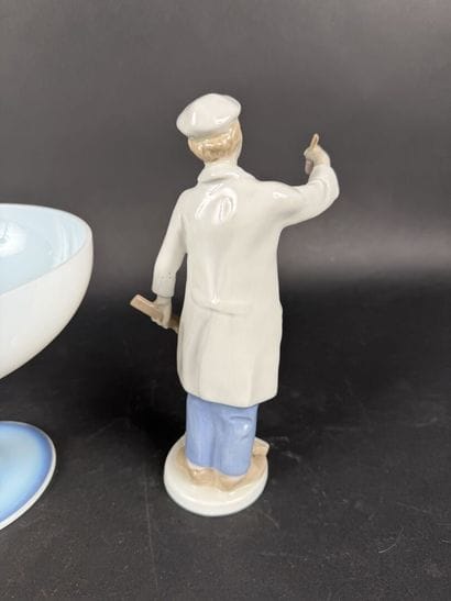 Lot comprenant : 1 coupe sur pied en verre...