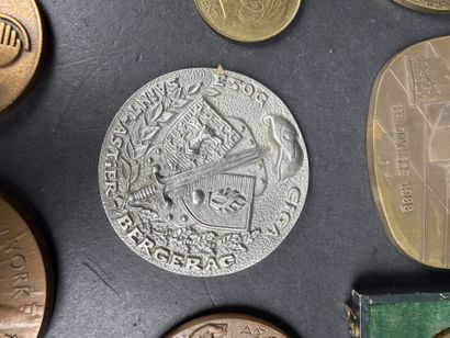Lot de 16 médailles diverses en métal, cuivre...