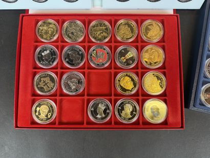 Lot de 63 médailles en métal argenté et doré,...