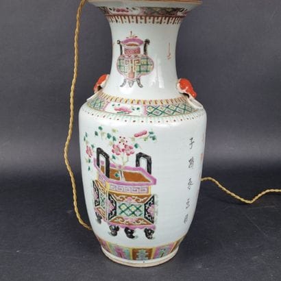 Vase de forme balustre en porcelaine émaillée...