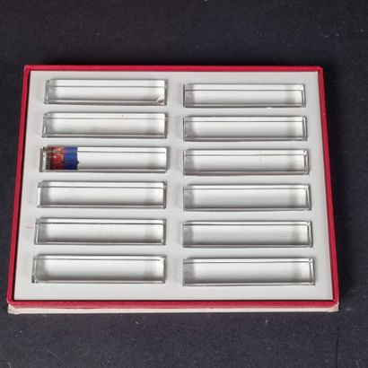 BACCARAT. Suite de 12 porte-couteaux rectangulaires...