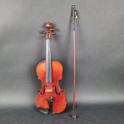 1 violon portant une étiquette 