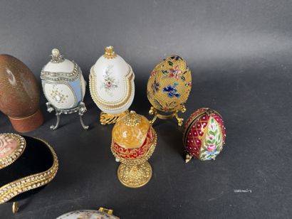 Lot de 15 œufs décoratifs, diverses matières,...
