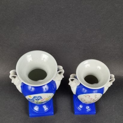 Lot de 2 vases en porcelaine de Paris à fond...