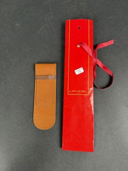 LANCEL. Étui à couteau en cuir marron, avec...