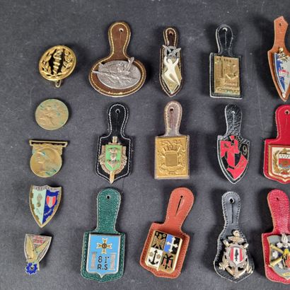 Lot de 30 insignes militaires et 1 médaille...