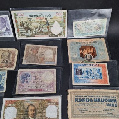 Lot d'environ 42 billets de banque France...