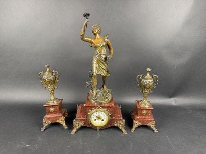 Garniture de cheminée en régule et marbre...