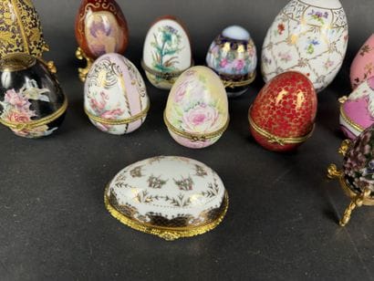 Lot de 15 œufs décoratifs, diverses matières...