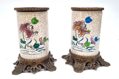 Paire de vases rouleaux en faïence polychrome...