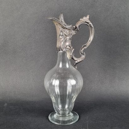 Aiguière sur pied en verre, monture en métal...