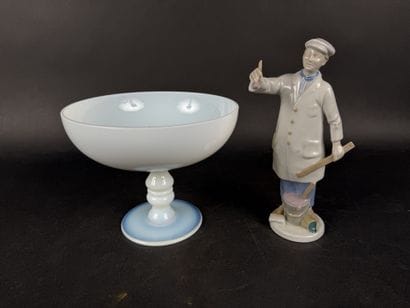 Lot comprenant : 1 coupe sur pied en verre...