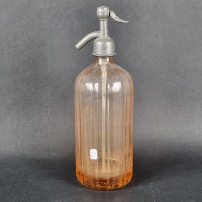 Bouteille siphon en verre orangé marquée...