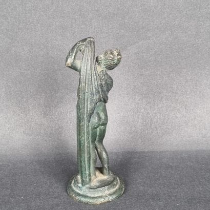 Statuette en bronze patiné représentant une...