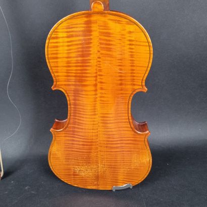 Lot comprenant : 1 violon portant une étiquette...