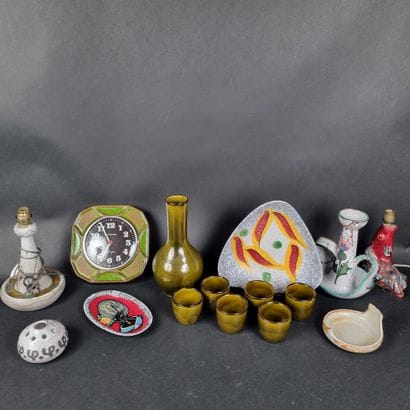 Manette : lot d'objets en carton principalement...