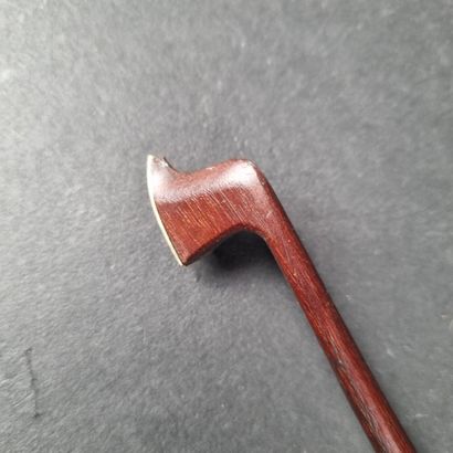 1 violon portant une étiquette 