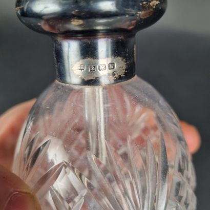 Flacon en verre moulé, monture en argent...