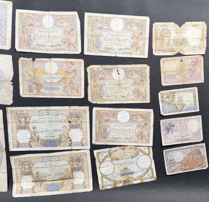 Lot de 35 anciens billets de banque français...
