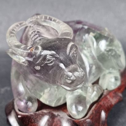 Buffle couché, sculpture en tourmaline, socle...