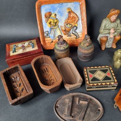 Manette : lot d'objets en carton sur le thème...