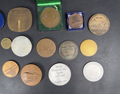 Lot de 16 médailles diverses en métal, cuivre...