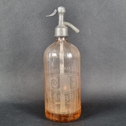 Bouteille siphon en verre orangé marquée...