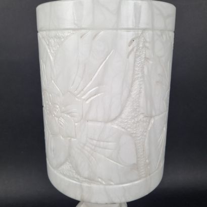 Lampe en albâtre sculpté représentant un...