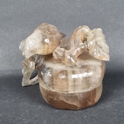 CHINE. Bonbonnière en agate sculpté, le couvercle...