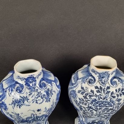 Lot de deux vases couverts de forme balustre...