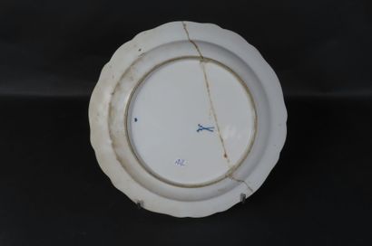 MEISSEN. Plat en porcelaine émaillée bleu...