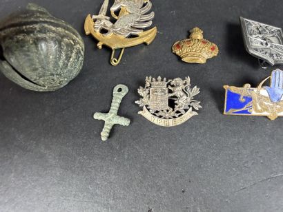 Lot comprenant : 7 insignes militaires divers,...
