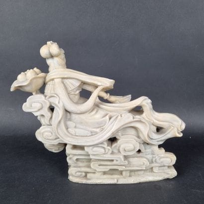 CHINE. Grand groupe en pierre blanche sculpté...