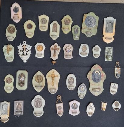 Ensemble de 33 bénitiers, diverses formes,...