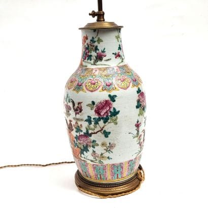 Grand vase en porcelaine polychrome à décor...