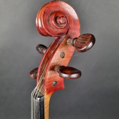 1 violon portant une étiquette 