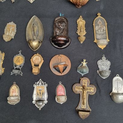 Ensemble de 33 bénitiers, diverses formes,...