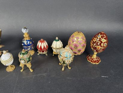 Lot de 15 œufs décoratifs, diverses matières,...