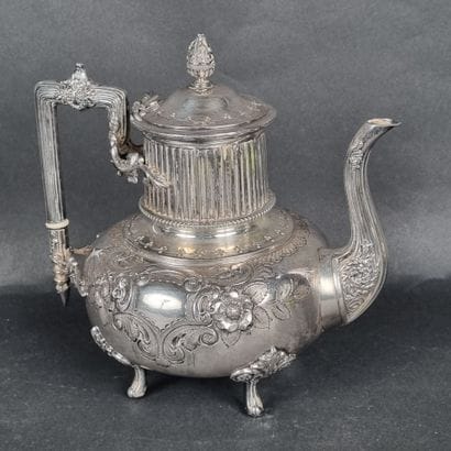 Belle cafetière en métal argenté à décor...